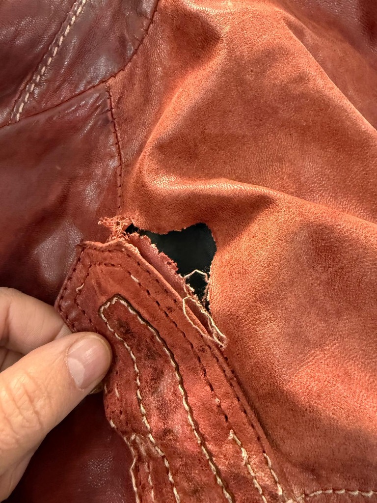 Lederjacke Riss-Reparatur Vorher