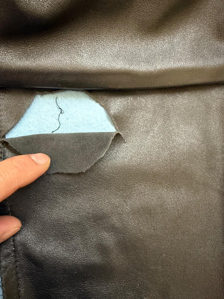 Lederhose Riss-Reparatur Vorher